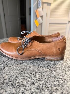 Frye Women's Tan Leather Lace-Up Flats
